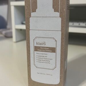 Dear Klairs Rich Moist Foaming Cleanser